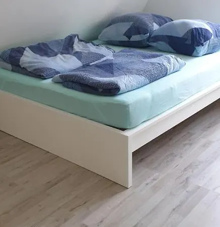 Zwei Etagen Im Gruenen * ברלין